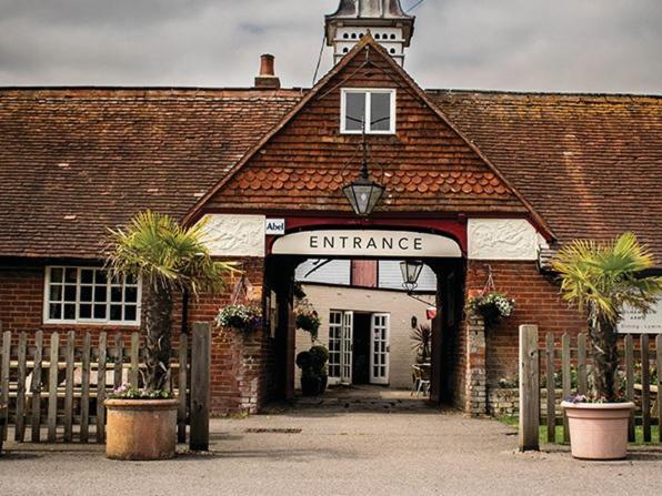 Bed and Breakfast The Walhampton Arms Лимингтон Экстерьер фото