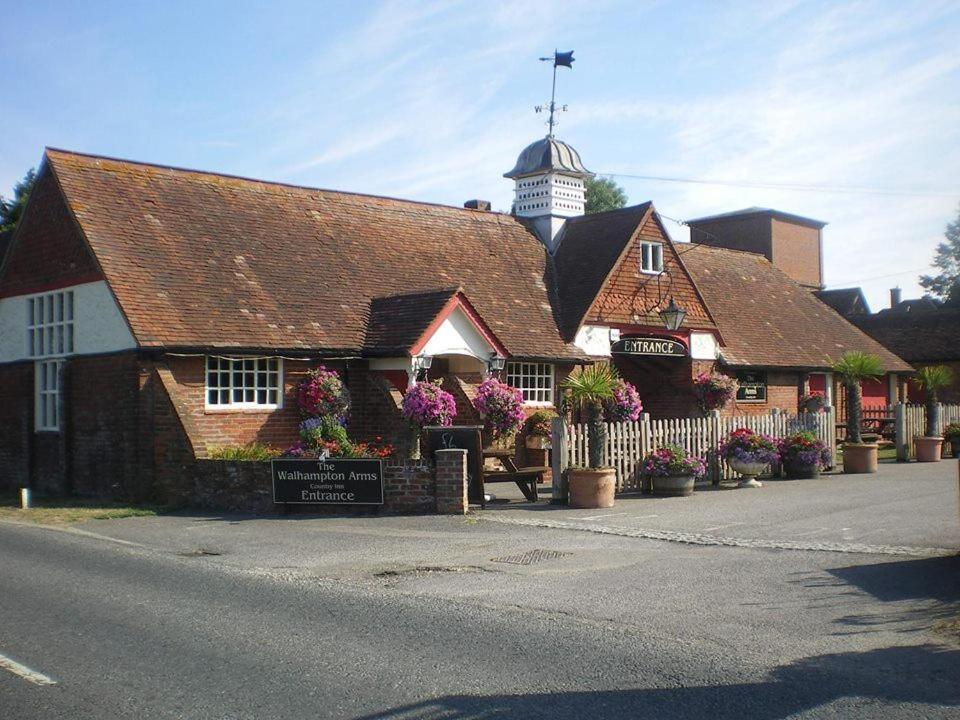 Bed and Breakfast The Walhampton Arms Лимингтон Экстерьер фото