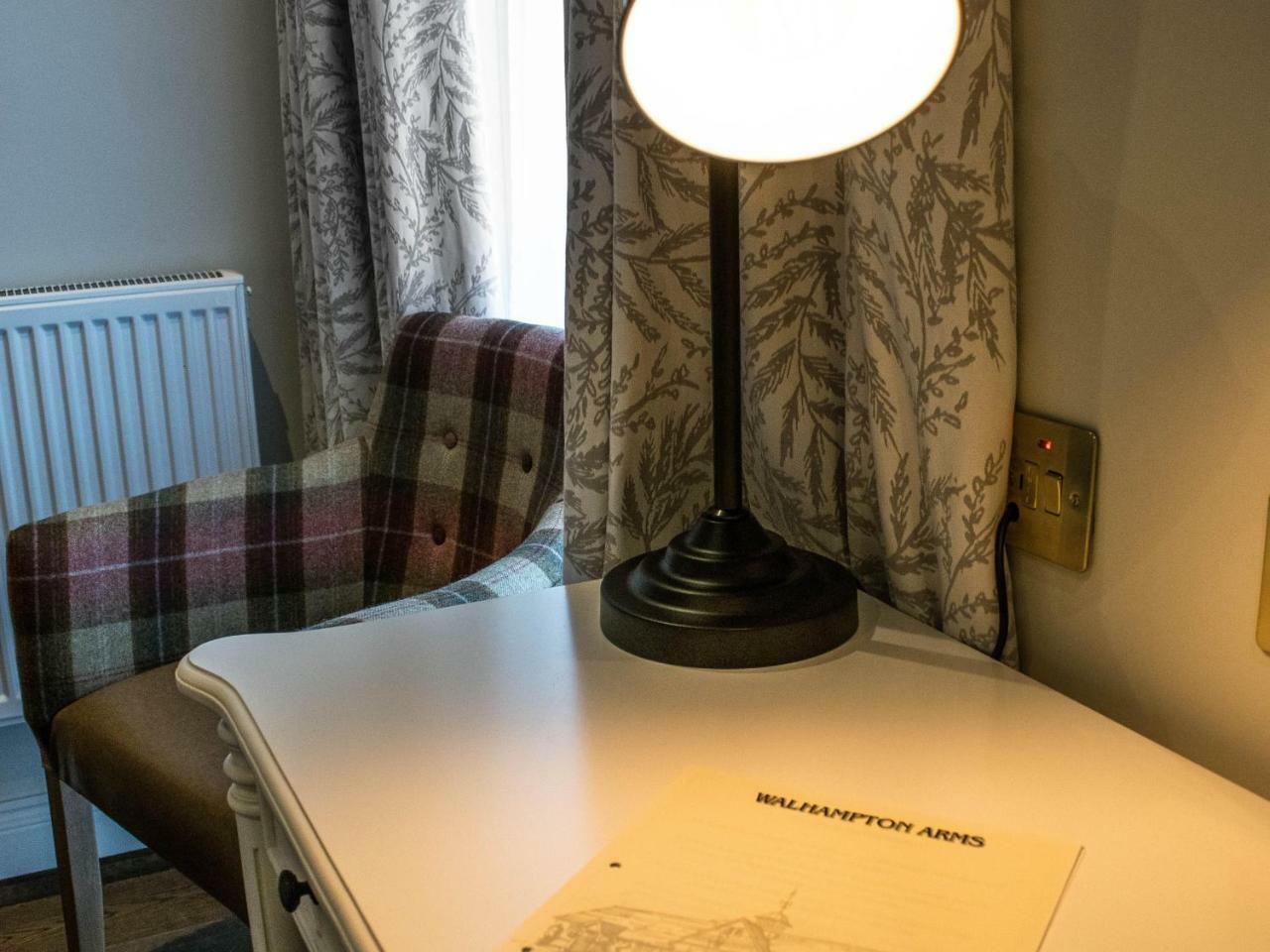 Bed and Breakfast The Walhampton Arms Лимингтон Экстерьер фото